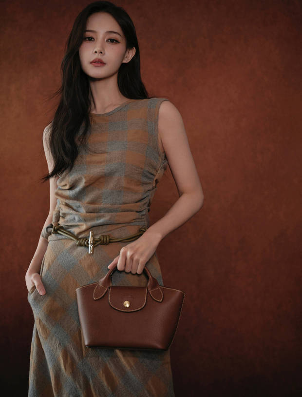 李一桐尽显完美腰线。