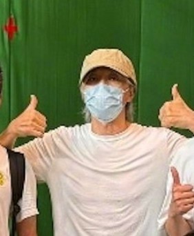 周星驰《女足》片场照曝光 疲态尽显:弯腰给粉丝签名