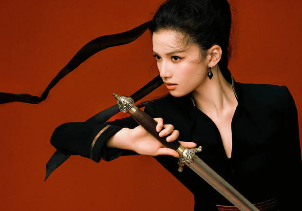 张婧仪黑色发带酷飒帅气。