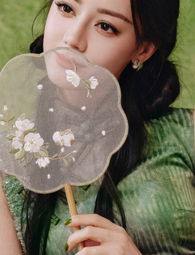 迪丽热巴面露温柔浅笑，魅力十足。