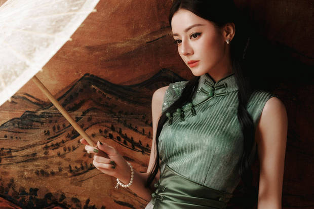 迪丽热巴侧颜精致，美貌迷人。