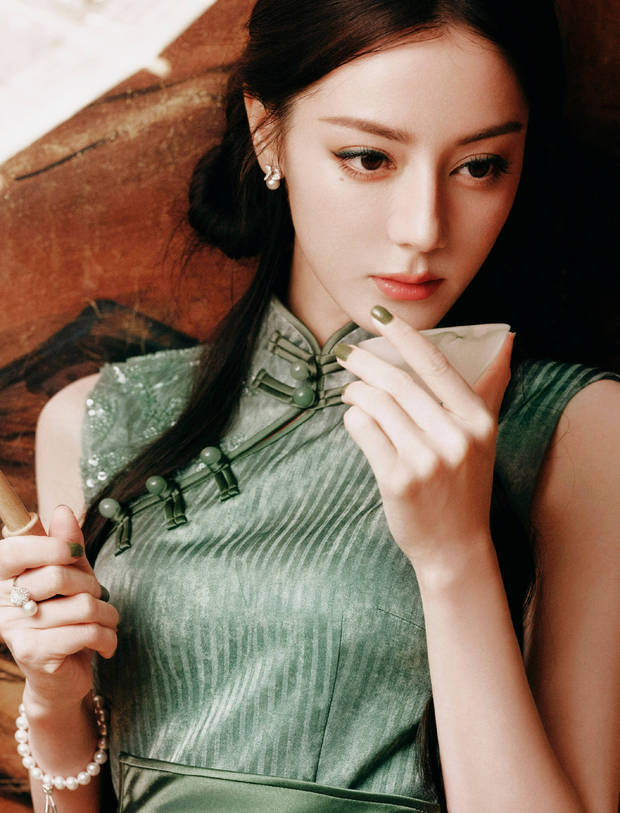 迪丽热巴品茶，气质优雅。