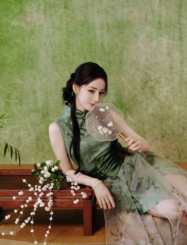 迪丽热巴神情妩媚，眼神撩人。