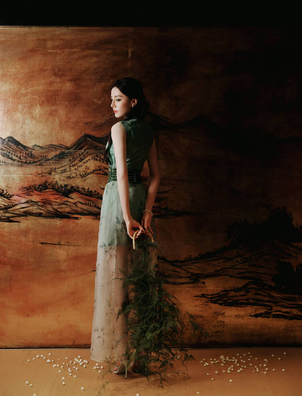 迪丽热巴宛若古风画中的茉莉花仙。