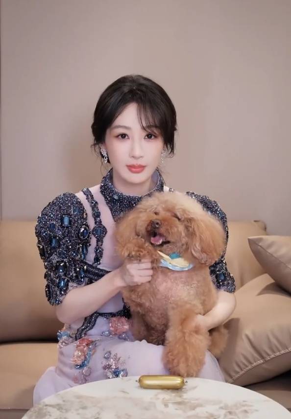 搜狐娱乐讯 17日，杨紫在社交平台上晒出与宠物狗互动的视频，并配文称：“这么乖的PiuPiu必须要亲一下。”视频中，杨紫抱着宠物狗PiuPiu跳手势舞，互动超有爱。