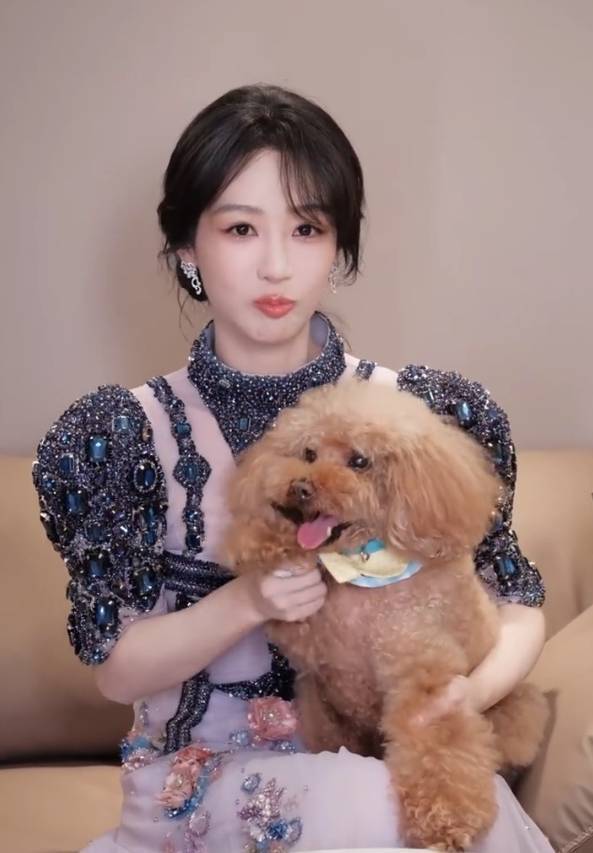 杨紫嘟嘴卖萌，小表情太吸睛了。