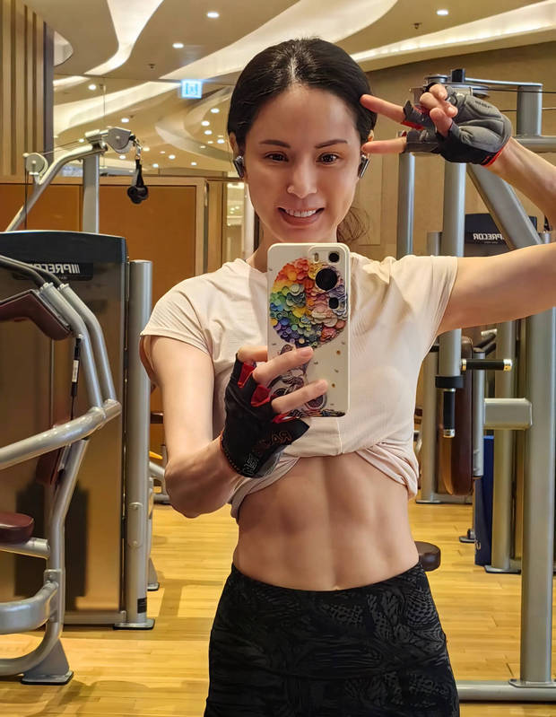 李若彤对镜自拍，大方秀好身材，腹部肌肉十分惹眼。