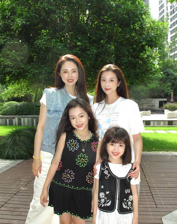 搜狐娱乐讯 近日，董璇晒出自己与小酒窝、沐言母女合照，9岁小酒窝活泼可爱。