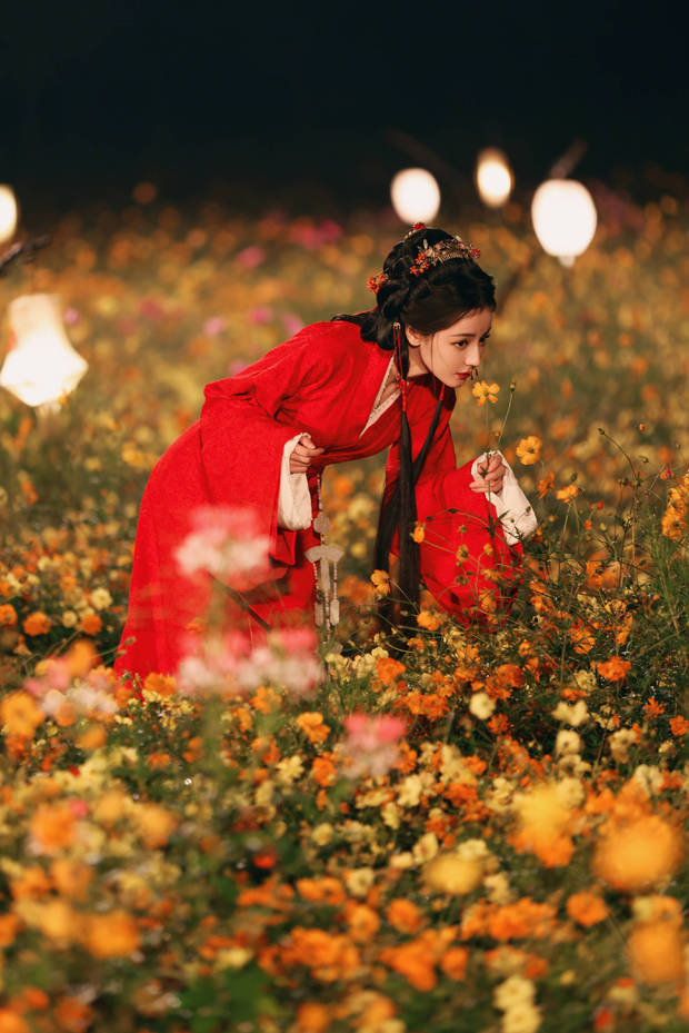 搜狐娱乐讯 近日一组迪丽热巴的花海美照曝光。