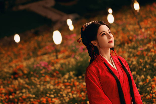 迪丽热巴一袭红衣。