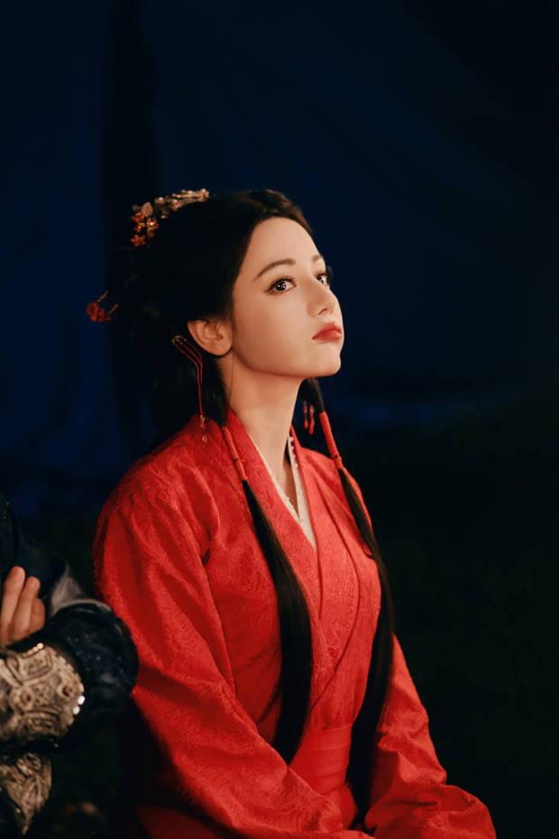 迪丽热巴楚楚动人。