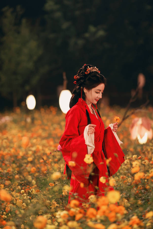 迪丽热巴在花海中垂眸。