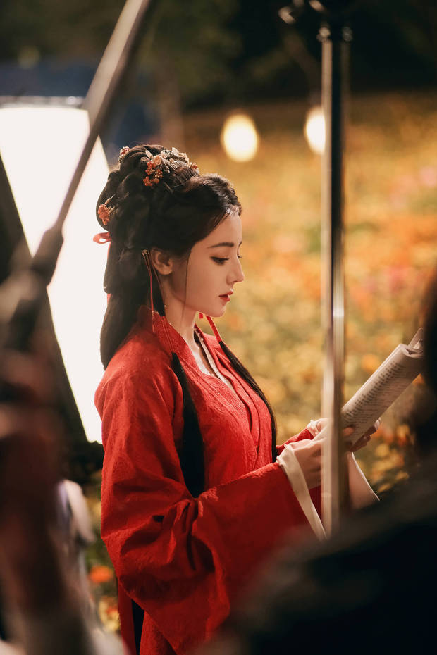 迪丽热巴温柔安静。