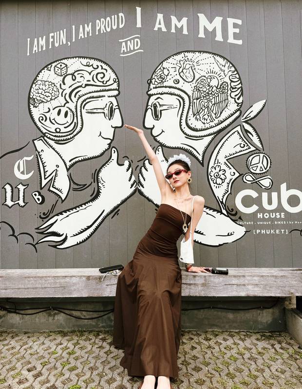 宋祖儿穿抹胸长裙。