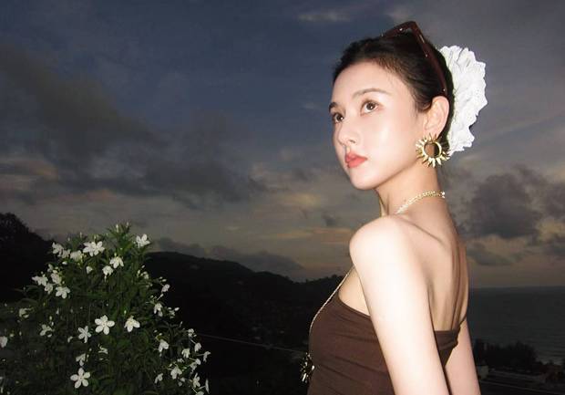 宋祖儿侧颜绝美。