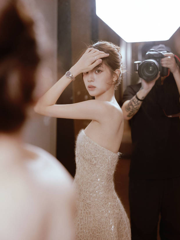 欧阳娜娜对镜他拍好出片。