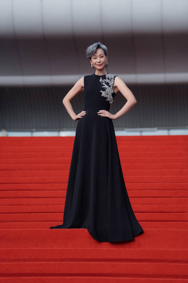 叶童穿黑色长裙气质沉稳优雅。