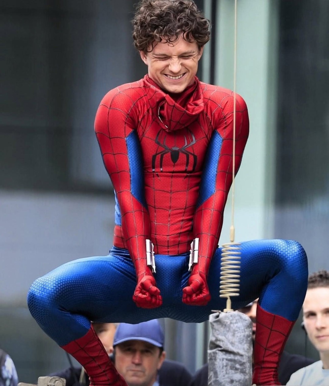 《蜘蛛侠4》新片场照 荷兰弟穿新战衣帅气亮相