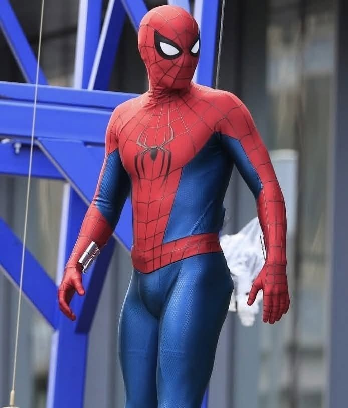 《蜘蛛侠4》新片场照 荷兰弟穿新战衣帅气亮相