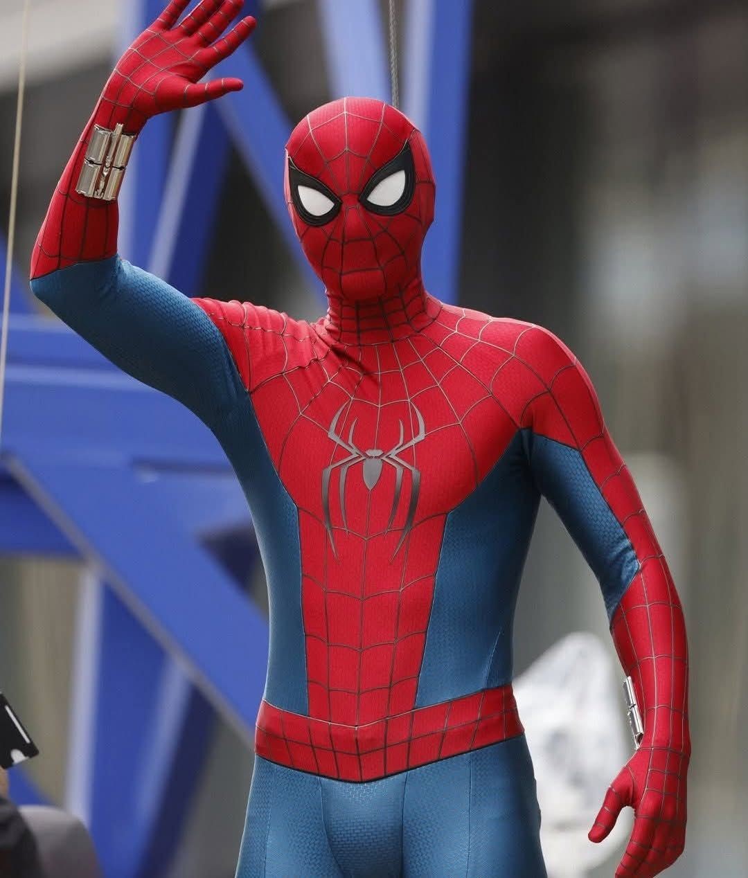 《蜘蛛侠4》新片场照 荷兰弟穿新战衣帅气亮相