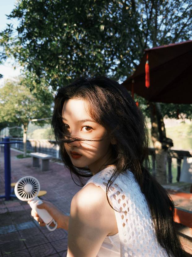 搜狐娱乐讯 8月7日，宋祖儿在社交平台分享一组生活随拍，照片里的她黑发红唇，优雅大方，在公园遛弯儿。