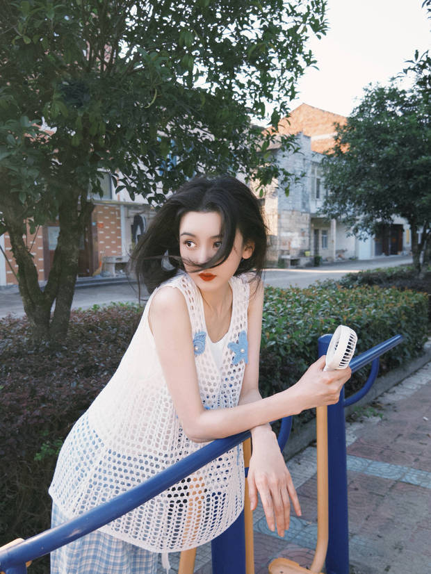 宋祖儿侧脸温柔可人。