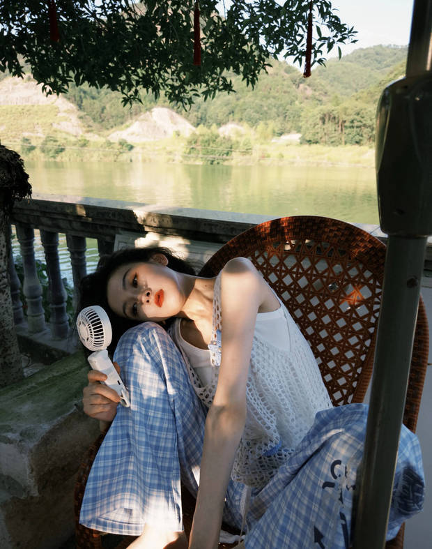 宋祖儿在湖边感受风景。