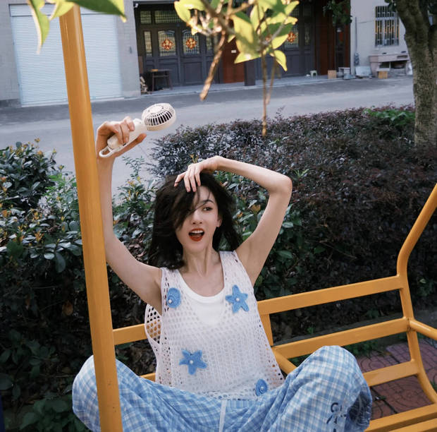 宋祖儿笑容甜美，元气十足。