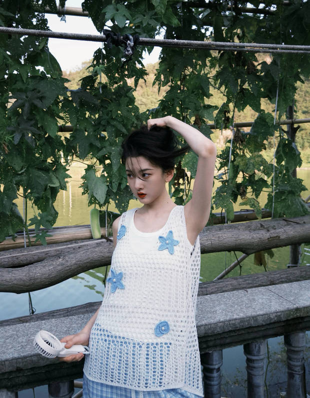 宋祖儿穿白色背心，身材窈窕，大方展现天鹅颈。