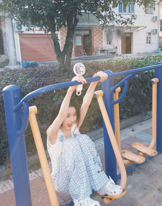 宋祖儿自由自在地嬉戏。