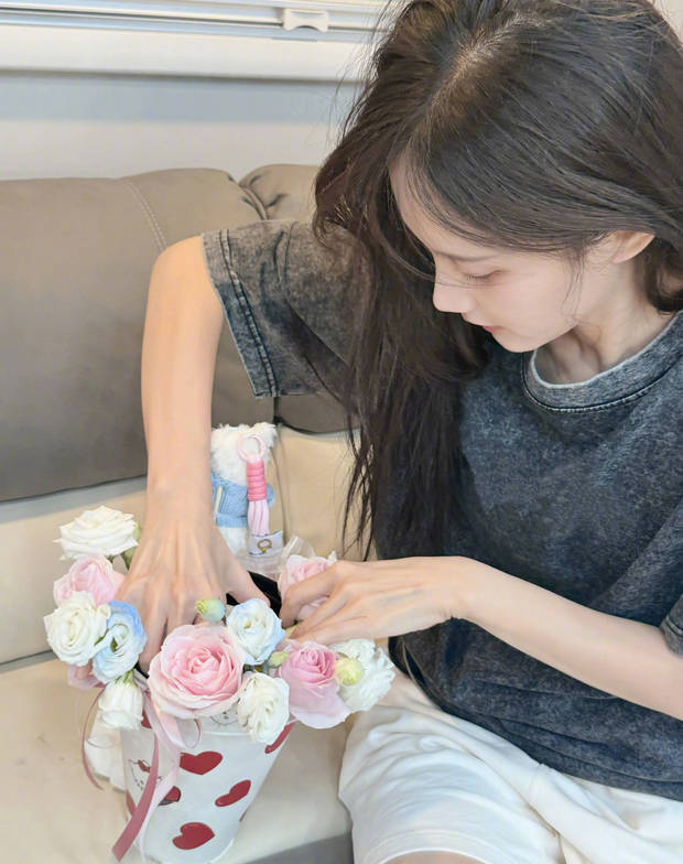 李一桐沉迷制作手工。