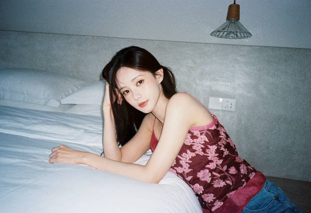 李一桐日常随拍风情万种。