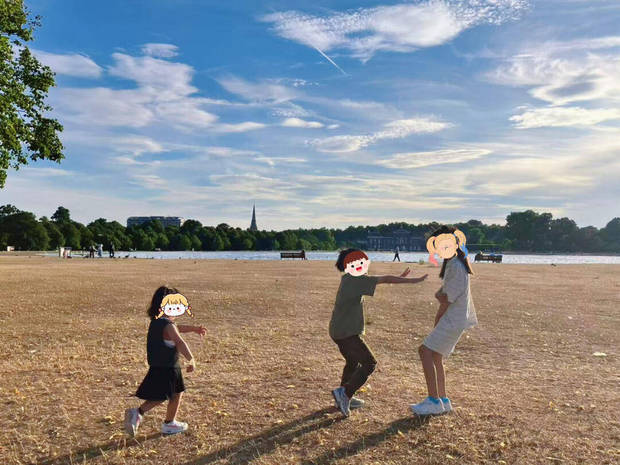 昆凌晒三个孩子玩耍的照片，并配文称：“三小只在蓝天白云下奔跑，这是他们人生中平凡简单的一个下午，但他们的笑脸会永远存在妈妈的心里。”