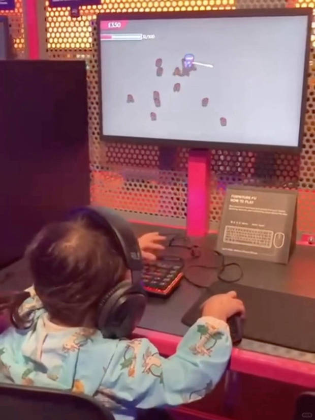 昆凌表示：“妹妹可不只是可爱，玩起电动来也超顺手的，不知道是遗传了谁的天赋呢？”