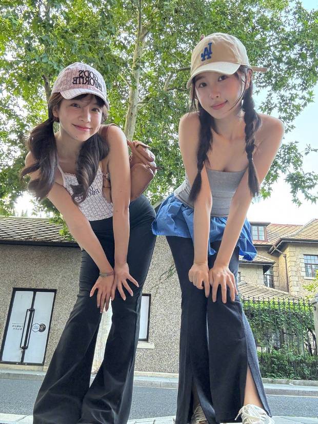 搜狐娱乐讯 17日，虞书欣在社交平台上更新美照，与美女朋友一起漫步上海街头，姐妹俩开心合影，笑容明媚心情大好！