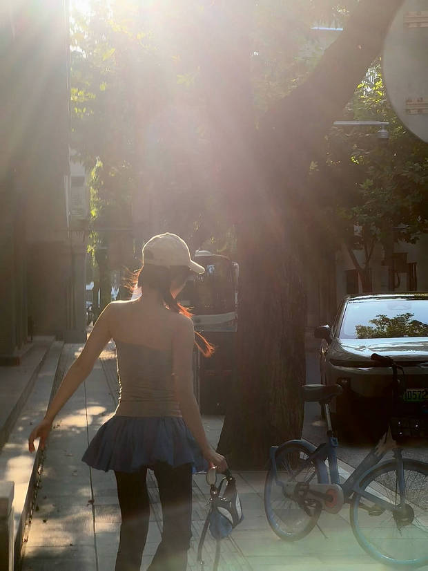 虞书欣晒上海街头随拍美照。