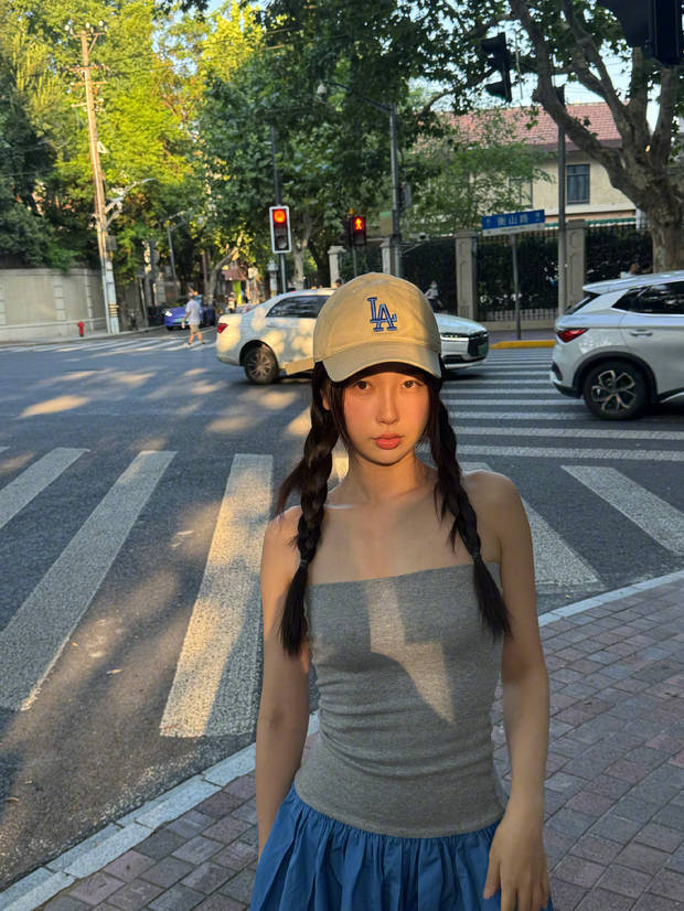 虞书欣的五官精致，非常漂亮。