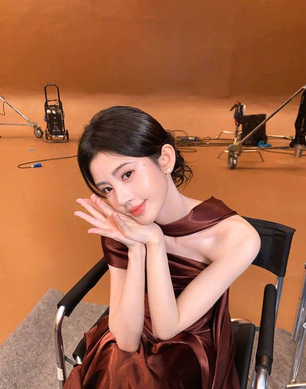 鞠婧祎微微一笑俏皮灵动。