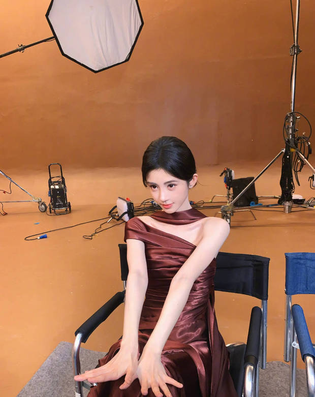 鞠婧祎眼眸深邃。