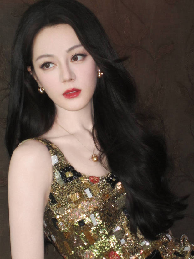 迪丽热巴的皮肤白嫩光滑，美到发光！