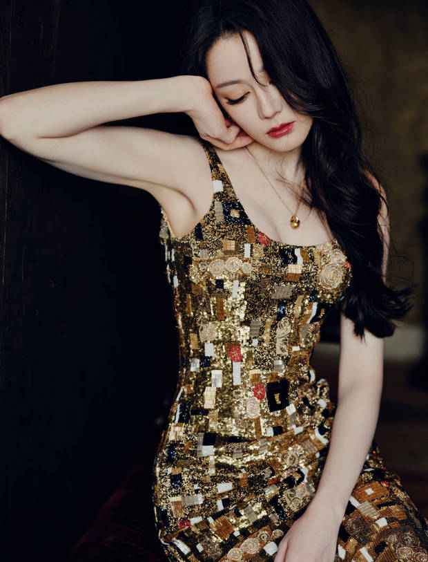 迪丽热巴展露丰腴身材，十分吸睛。