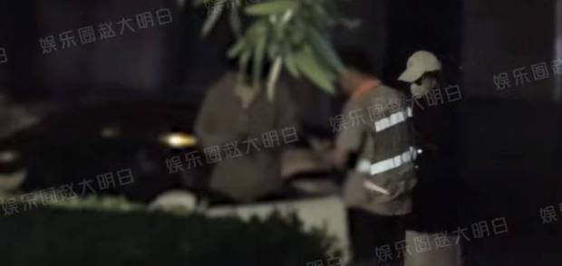 赵昭仪身穿睡衣与男友人来到路边。