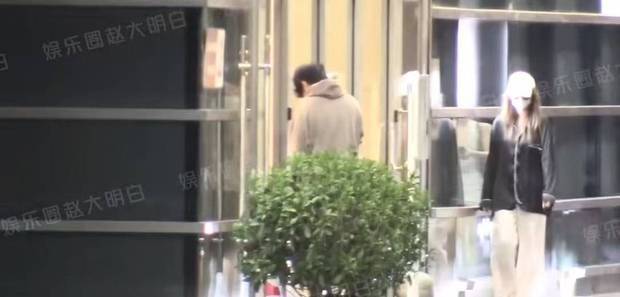 赵昭仪与男子一前一后进入公寓。