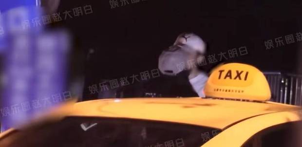 赵昭仪与男子亲吻后乘车离开。