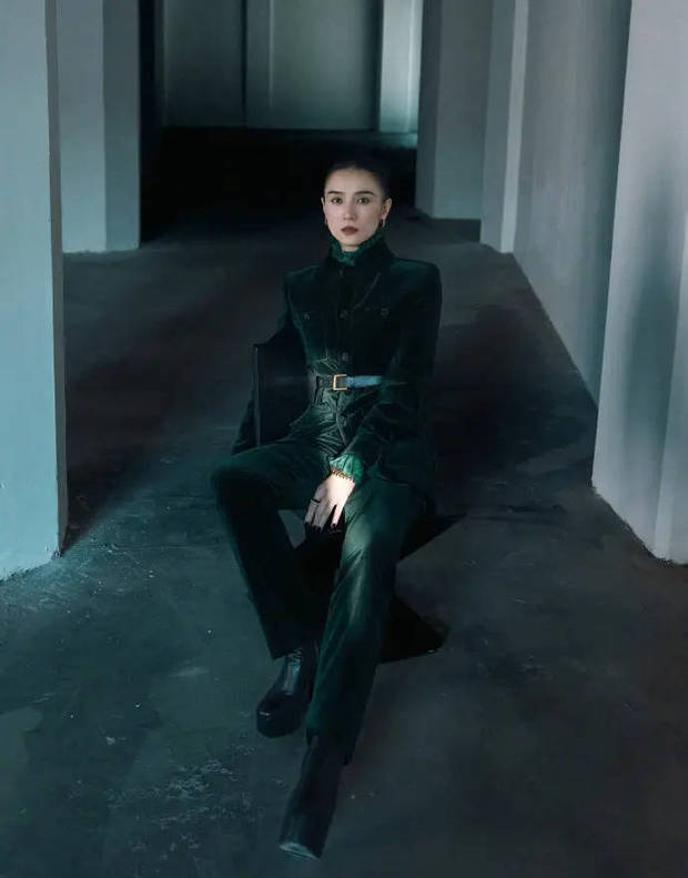 搜狐娱乐讯 近日，宋佳的一组时尚大片爆出，图中，宋佳身着墨绿色丝绒套装，妆容精致，气场强大。