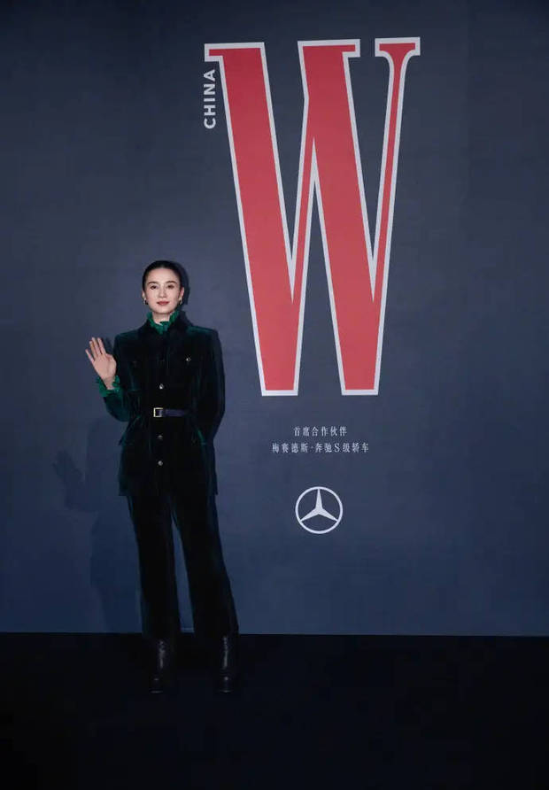 宋佳对镜头挥手，亲和又时尚。