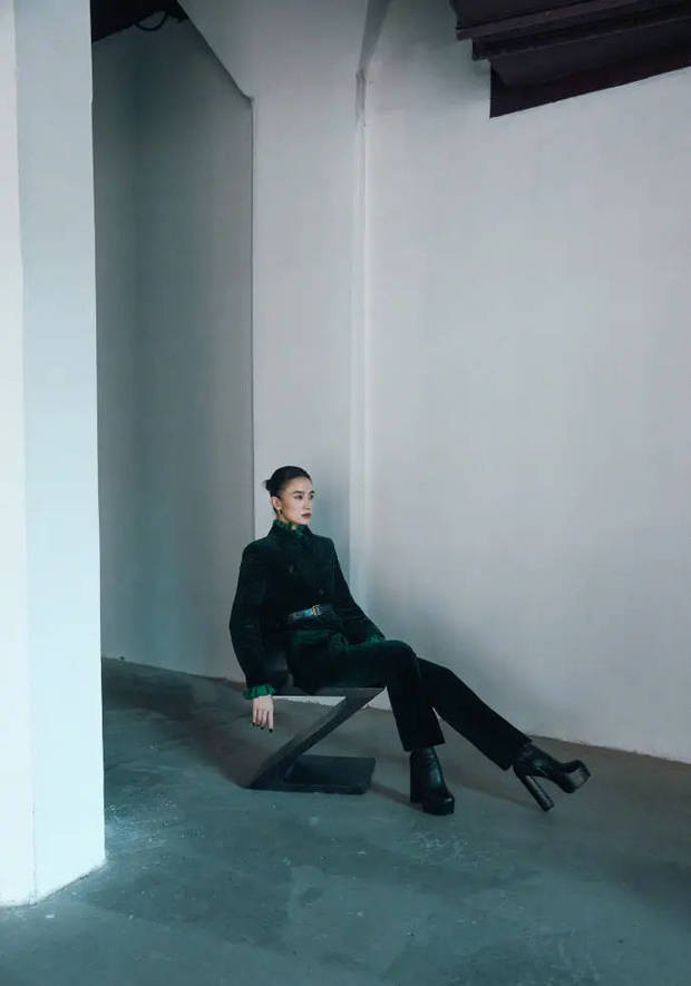 宋佳坐在椅子上姿态舒展。