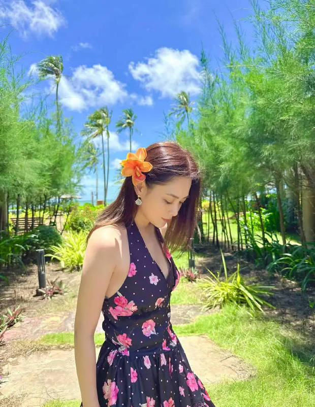 钟欣潼低头浅笑。