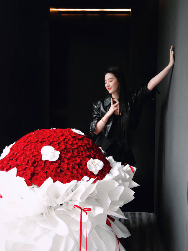 搜狐娱乐讯 8月25日，刘亦菲一组美图释出，all black穿搭的她又美又飒，一头黑长直气质超绝。