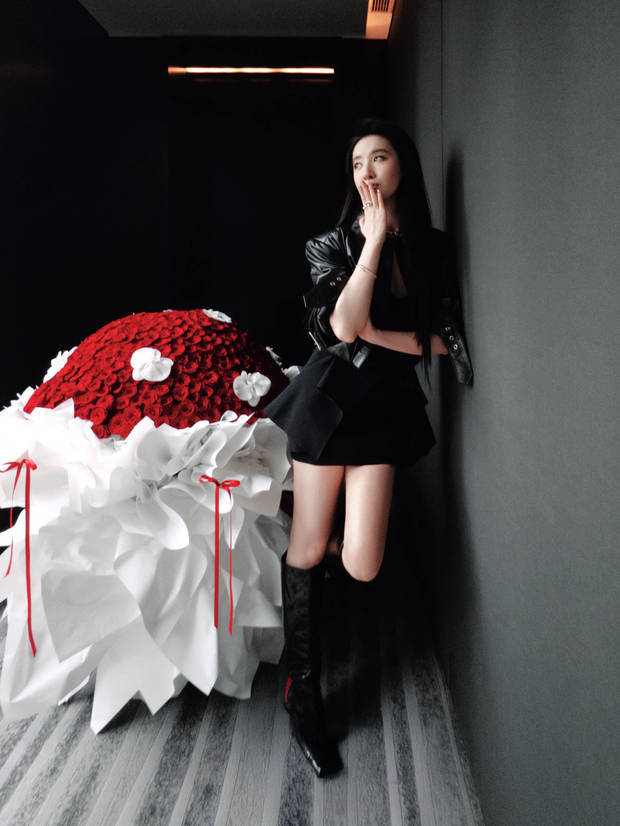 刘亦菲美腿修长。